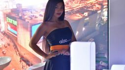 Anfitrionas para stand Alac