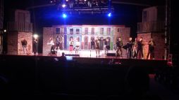 Escenografia con tres fondos giratorios y elementos estructurales de dos usos para espectaculo musical Stand :size :city